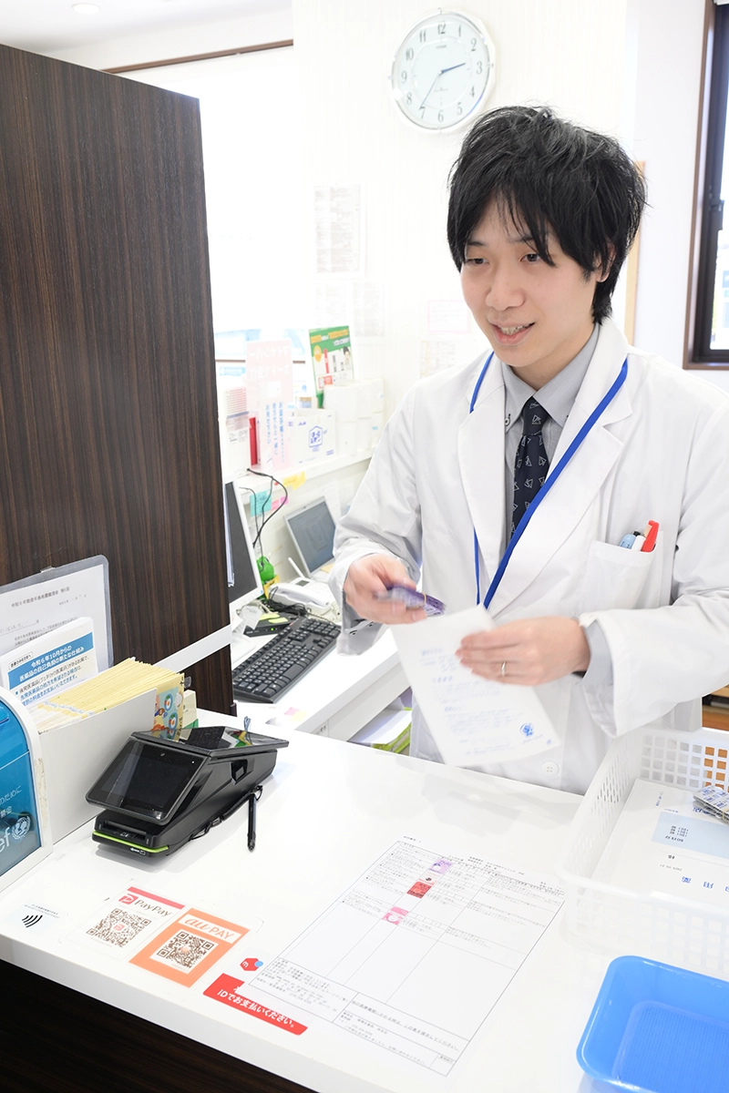 薬局で働くスタッフの様子