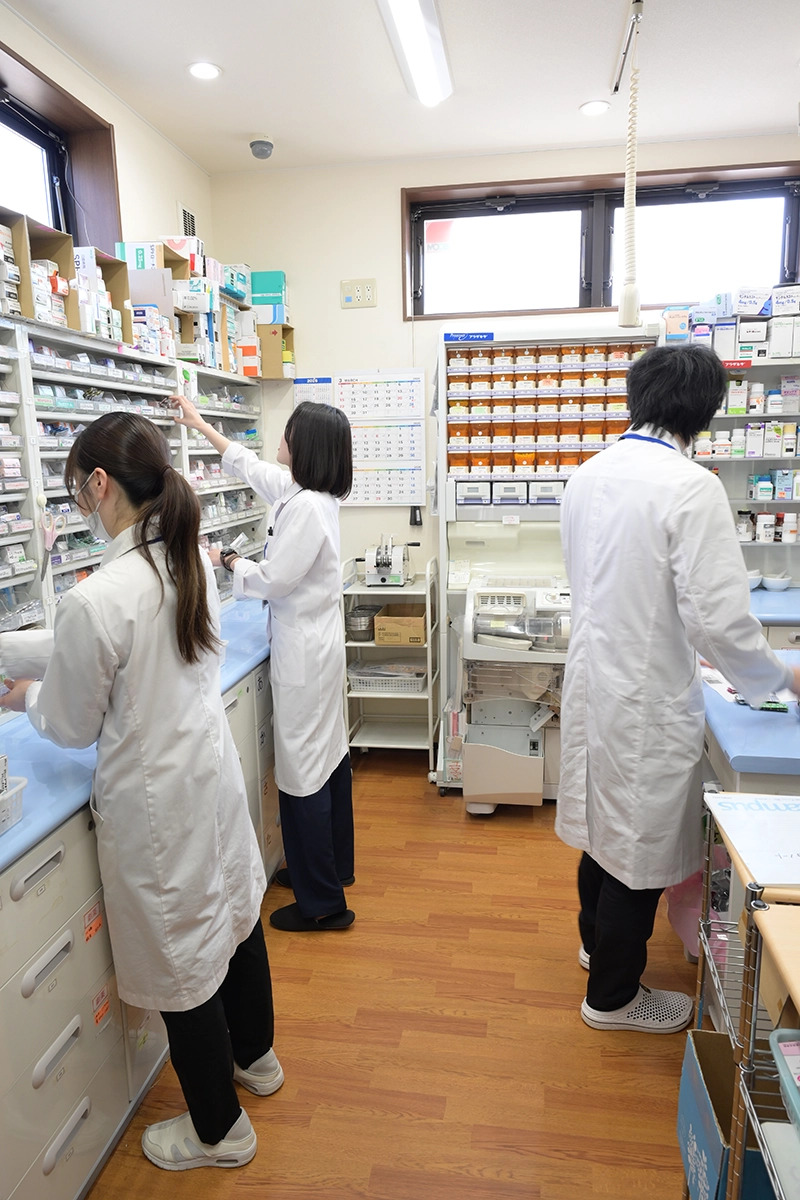 薬局内で調剤業務を行うスタッフ