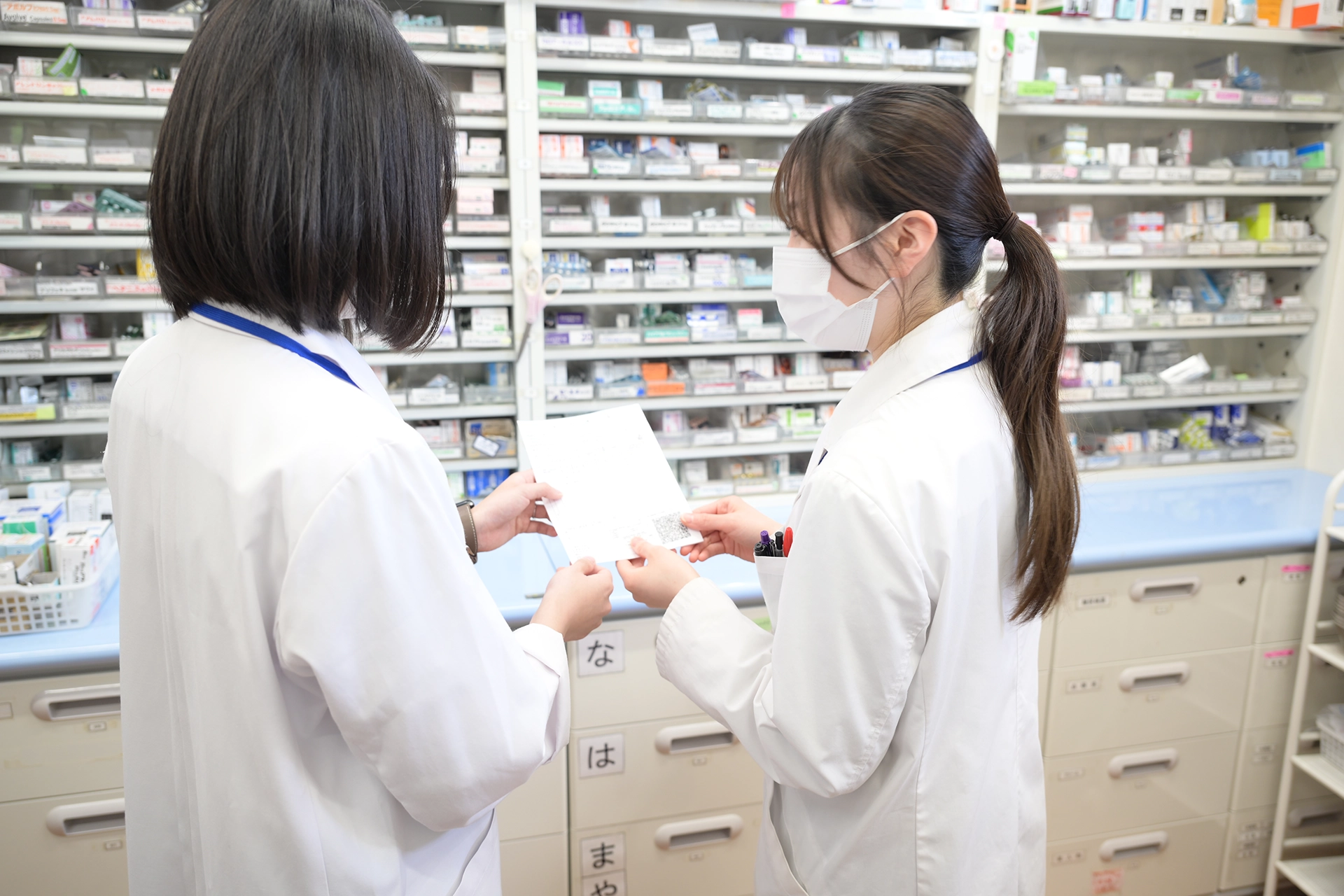 薬局で働くスタッフの様子